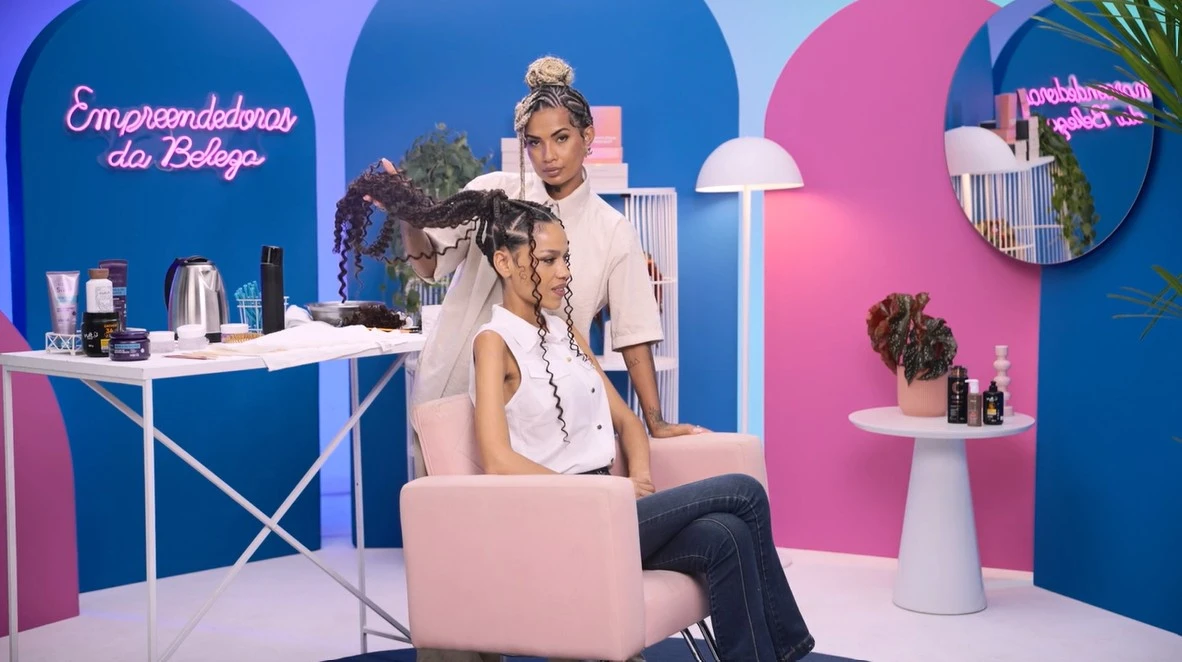 Domine as técnicas de tranças e torne-se uma profissional renomada no mercado. image